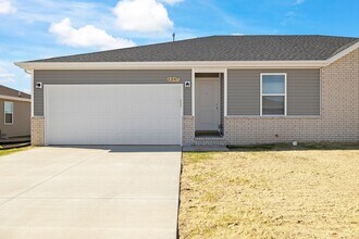 Building Photo - Newer 3 bedroom duplex in Republic!