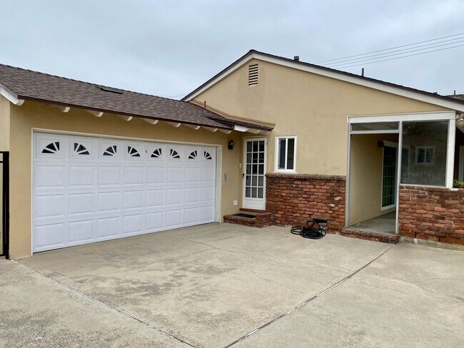 Building Photo - Rustic Spacious Home with Large Yard Boasting Timeless Character – 3 Bed, 2.5 Bath