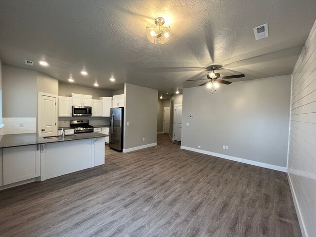 Building Photo - Beautiful Brand-New Townhome!!