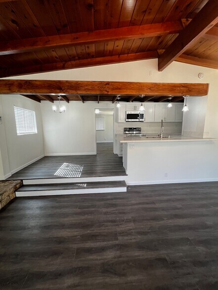 Building Photo - 367 Sirretta St