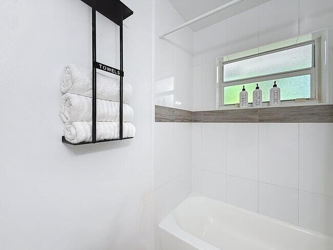 Building Photo - 2840 NE 16th Ct