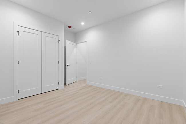 Building Photo - 904 W Dakin St