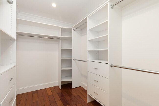 Building Photo - 2112 Easton Dr