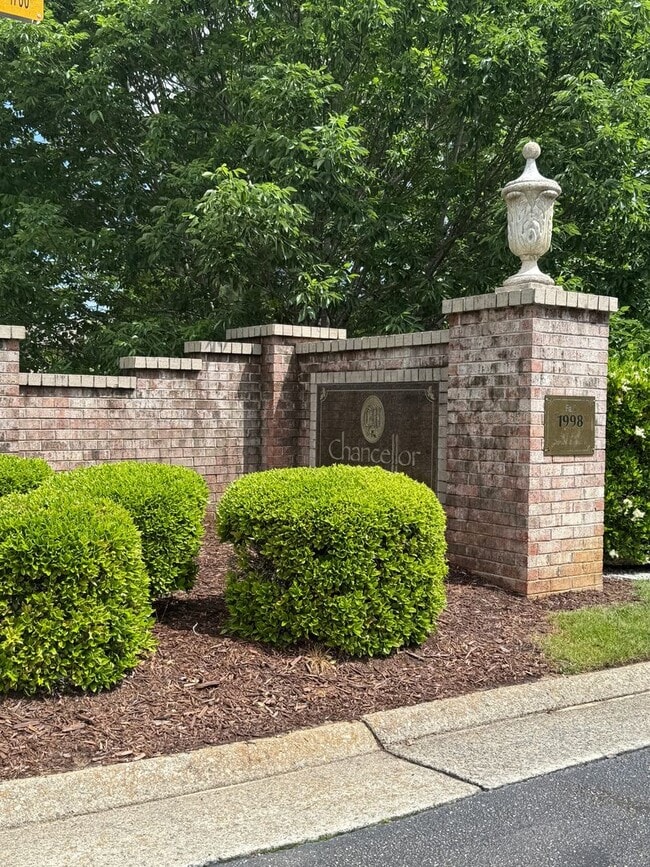 Building Photo - 3BD/2.5BA Brick Townhouse in Chancellors W...