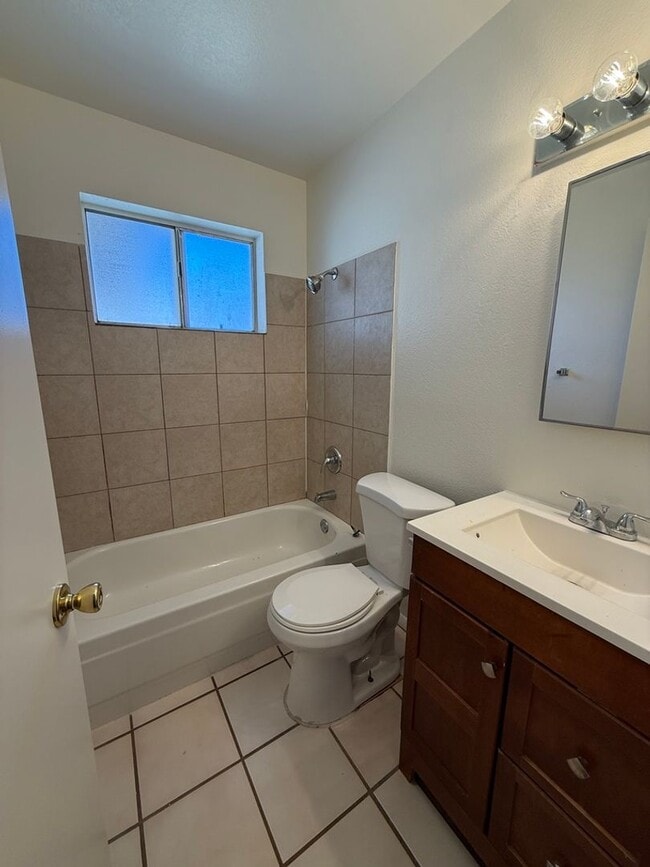 Building Photo - REMODELED 3 Bed/2Bath single family home w...