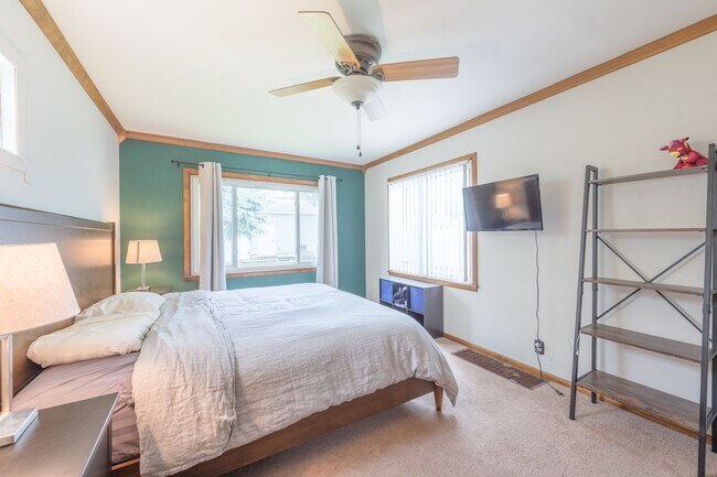 Building Photo - awesome 2 bed 1 bath Pet Friendly in Minneapolis Available for Lease