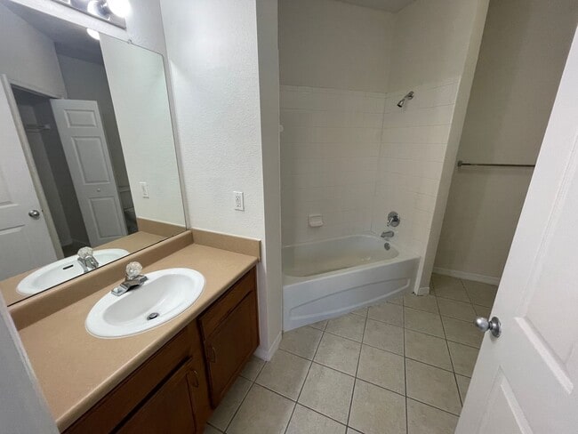 Building Photo - 2 Bedroom/2 Bathroom Condo at Villa Valencia AVAILABLE AUGUST 17th!