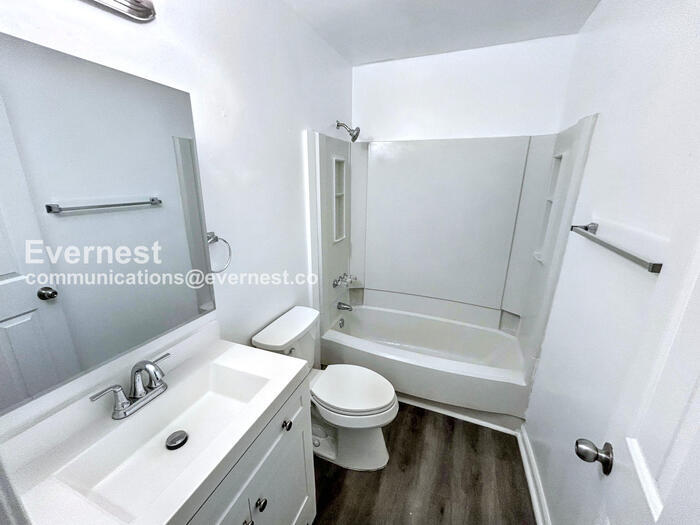 Building Photo - 437 Annie St