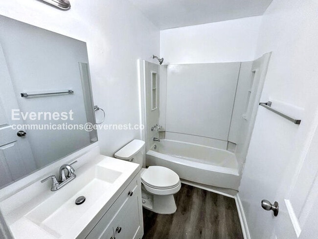 Building Photo - 437 Annie St