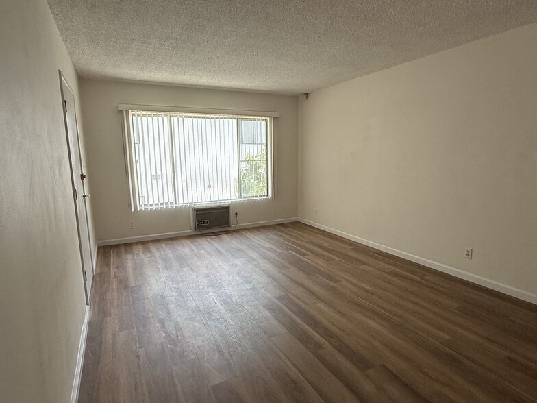 Building Photo - 330 E Fairview Ave