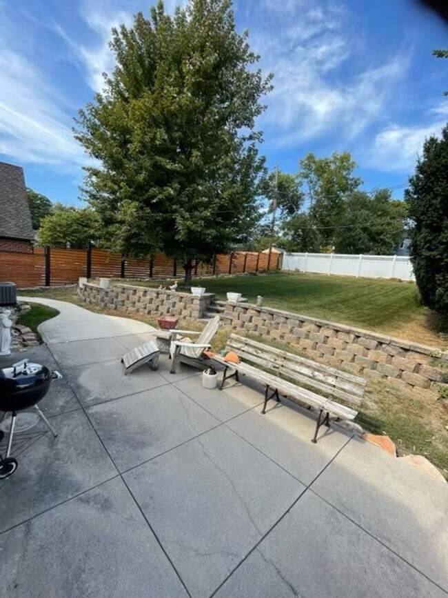 Building Photo - Aksarben Tudor For Rent