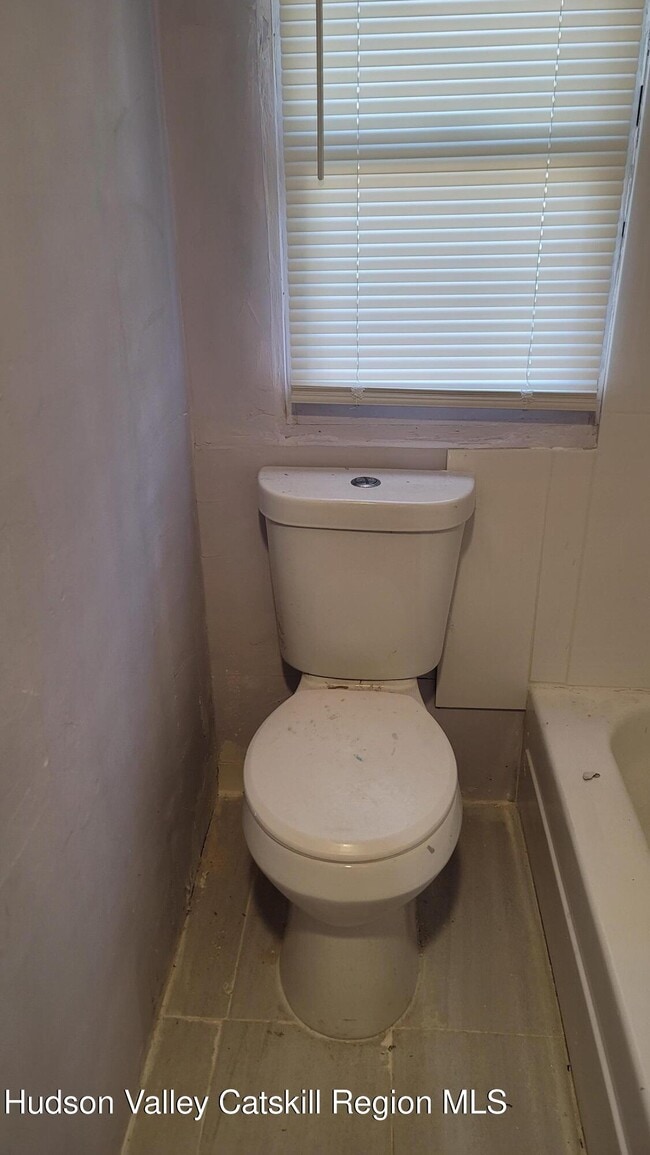 Building Photo - 5 Maple St