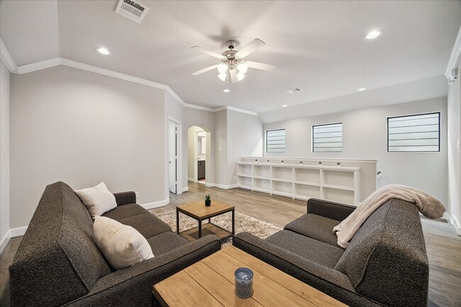 Building Photo - 1725 W 23rd St