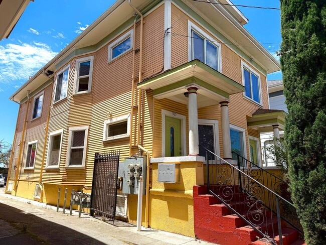 Building Photo - 925 Apgar St