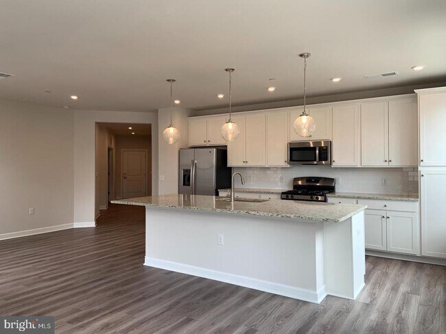 Building Photo - 3925 Fair Ridge Dr