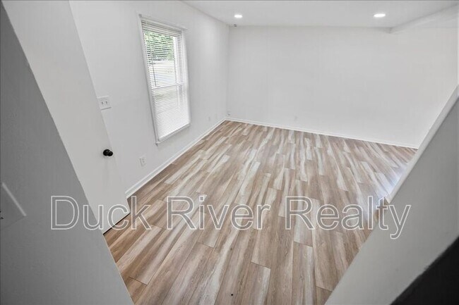 Building Photo - 519 Woods Dr
