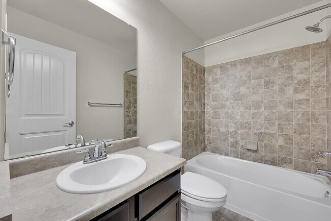 Building Photo - $2,495.00 3-bedroom, 2.5-bathroom in Color...