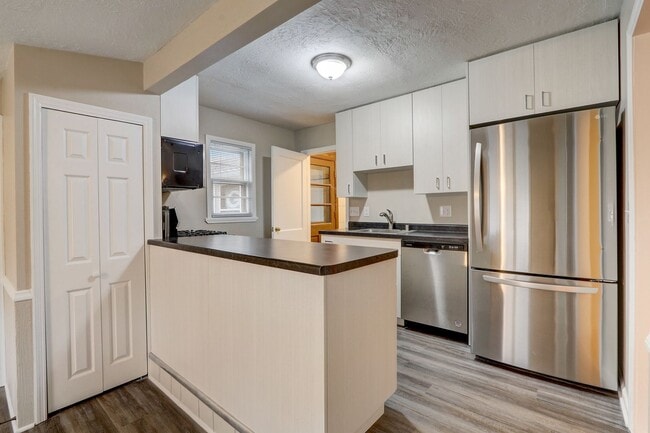 Primary Photo - Charming 2BR/2BA Single Family Home!