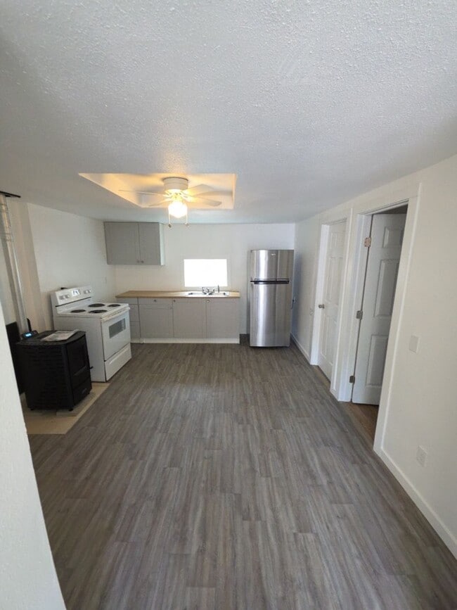 Building Photo - 13451 Lakeshore Dr