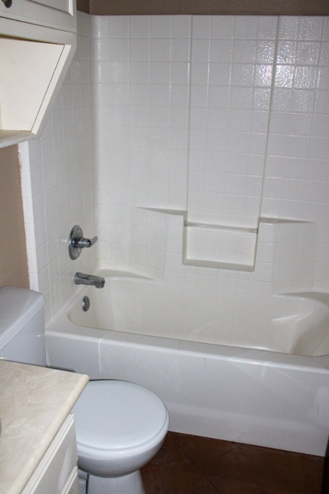 Building Photo - 208 Garden Dr