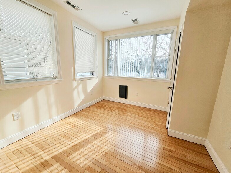 Building Photo - 1803 Beacon St