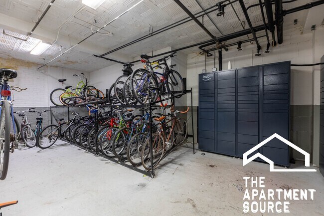 Building Photo - 1140 N La Salle Dr