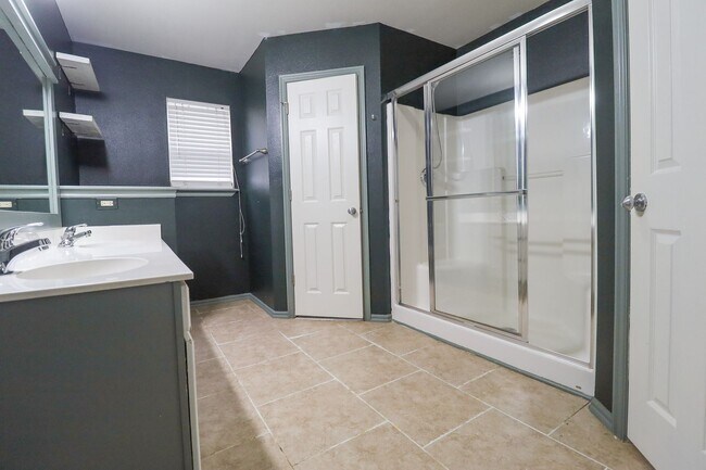 Building Photo - 3 Bed 2 Bath
