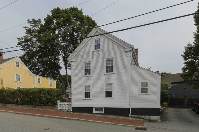 Building Photo - 445 Pleasant St