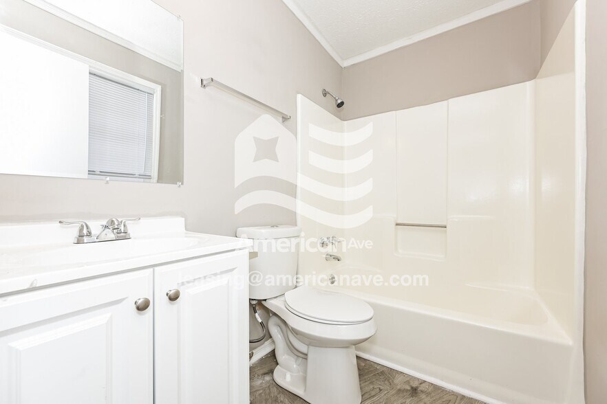 Building Photo - 411 Petunia Ave