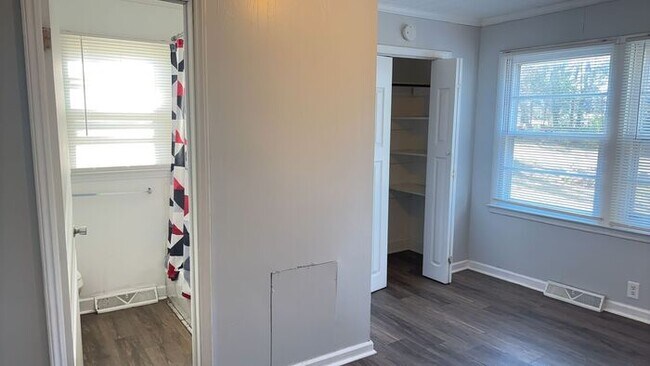 Building Photo - 3 Bedroom Freshly Painted House