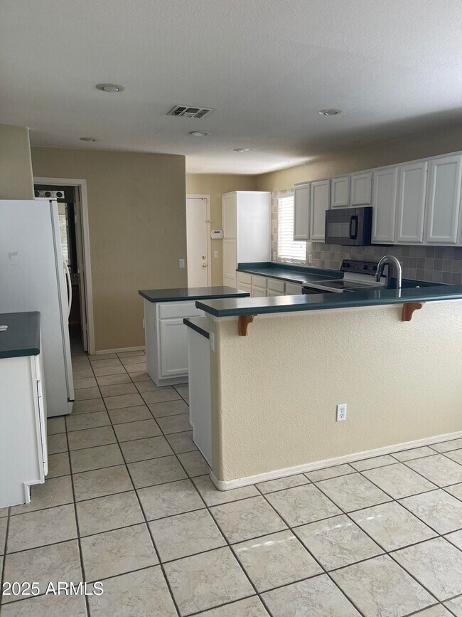 Building Photo - 1381 W Pelican Ct