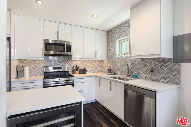 Building Photo - 472 Rosecrans Ave