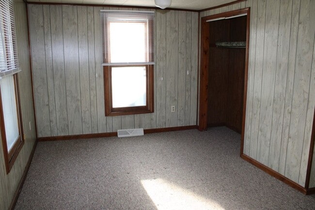 Building Photo - Updated 2-Bedroom Semi-Detached Home