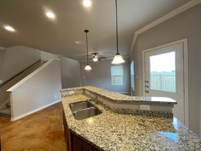 Building Photo - Townhome for rent