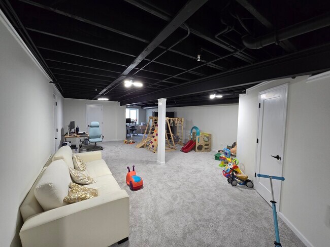 Building Photo - 2140 Weatherbee Ln