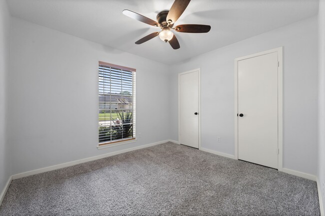 Building Photo - 16734 Summer Dew Ln