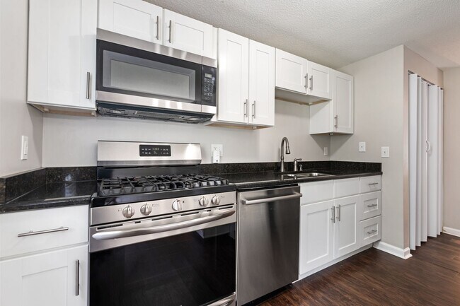 Building Photo - 2421 Camellia Dr