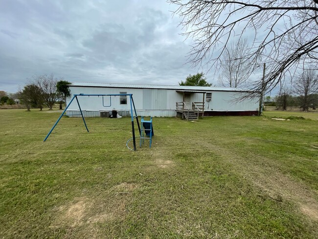 Building Photo - Country living with spacious front and backyard - 3 beds/ 2bath available now