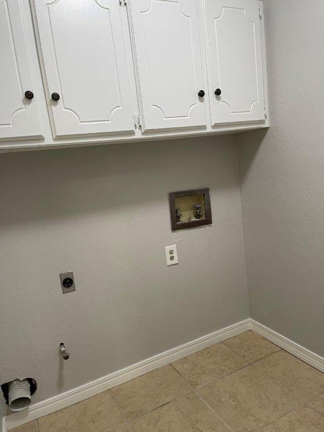 Building Photo - Remodeled , modern and lots of New in Moor...