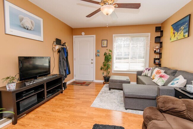 Building Photo - Cozy 3 bedroom home with spacious fenced backyard!