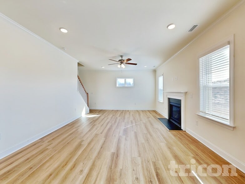 Building Photo - 402 Porterfield Dr