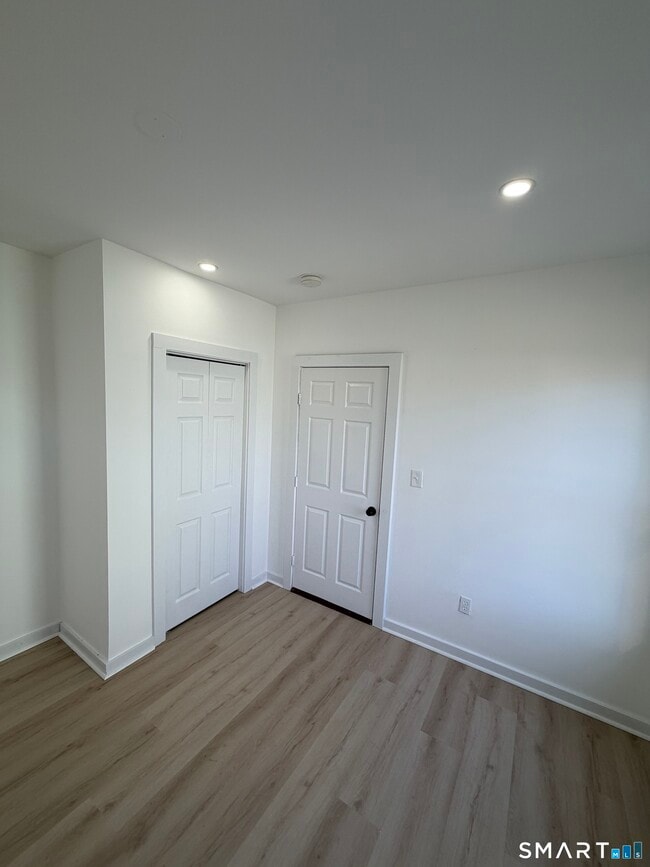 Building Photo - 142 Cowles St