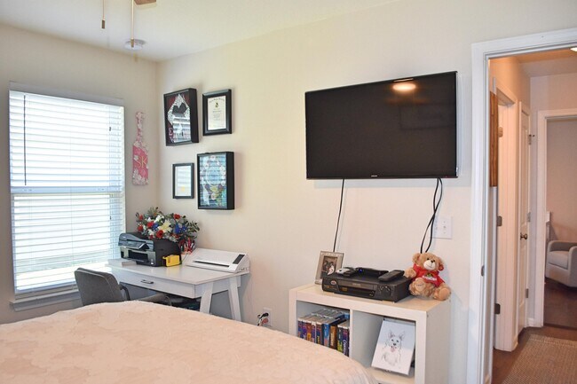 Building Photo - 461 Fanny Ann Way