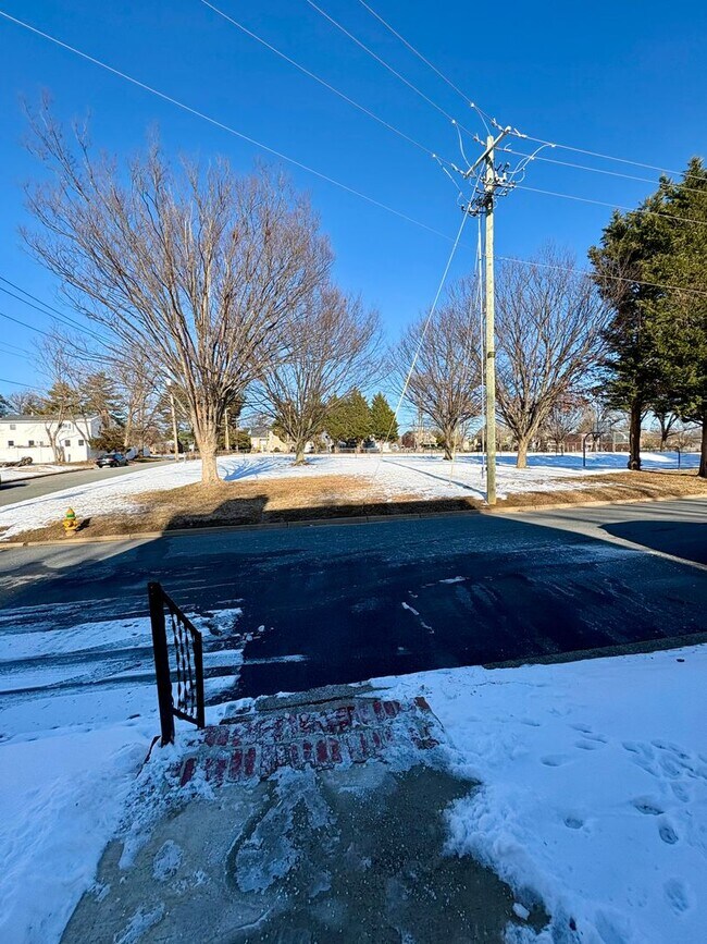 Building Photo - 418 N Ogle Ave