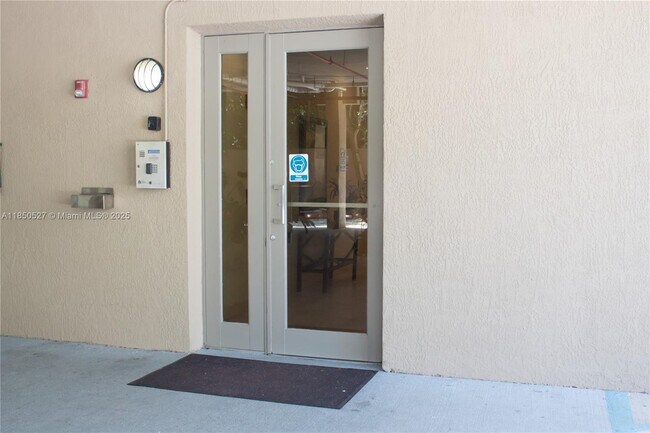 Building Photo - 2630 SW 28th St