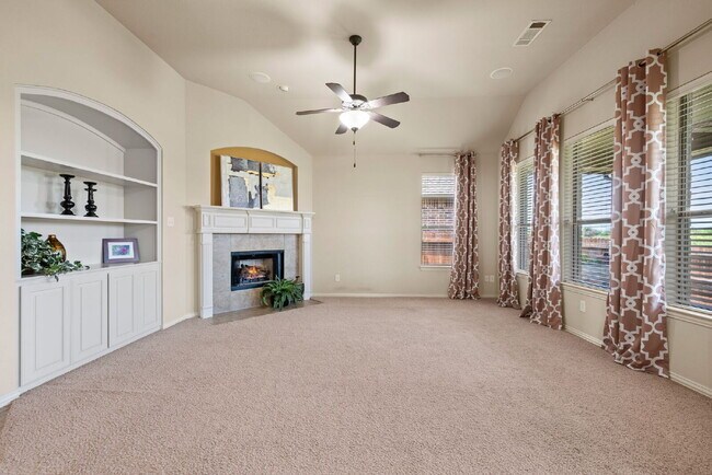 Building Photo - This one checks all the boxes—location, la...