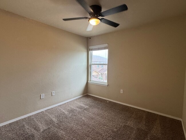Building Photo - 1301 SW Washington apt 3- AVAILABLE NOW!