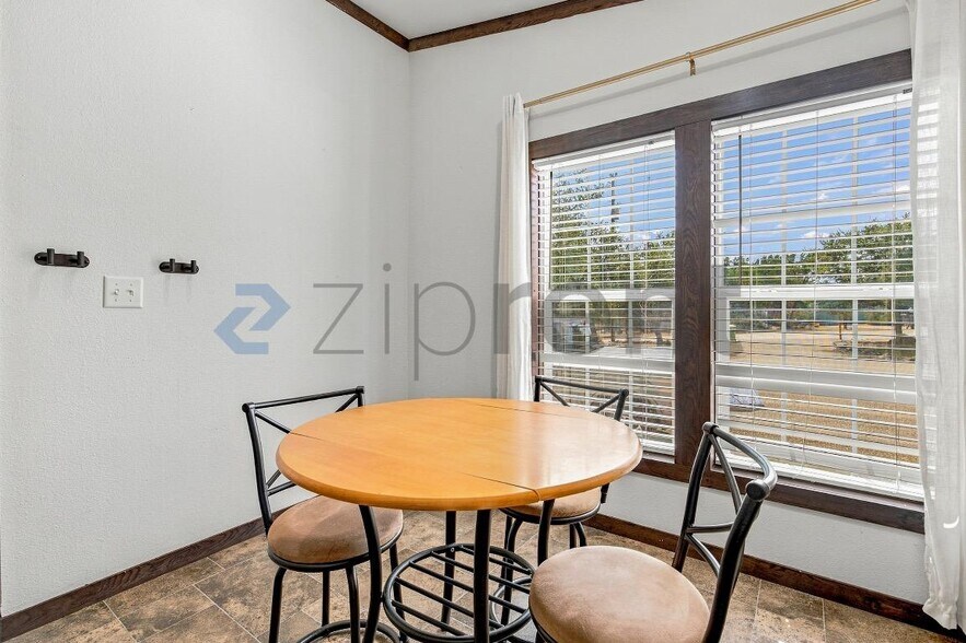 Building Photo - Unit