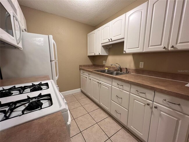 Building Photo - 1700 SW 16th Ct