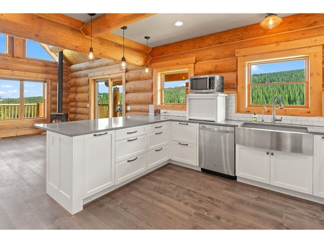Building Photo - Beautiful Home on 10 Acres